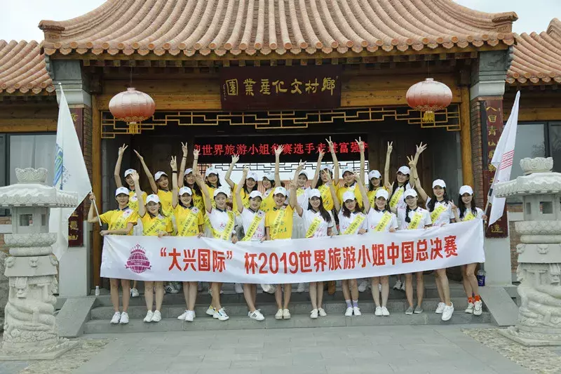 世界旅游小姐畅游巴彦淖尔，美女＋美景，保证让你看花眼