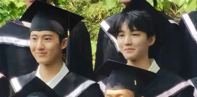 北电无滤镜毕业照曝光：关晓彤周也同框比美，王俊凯比同学嫩太多