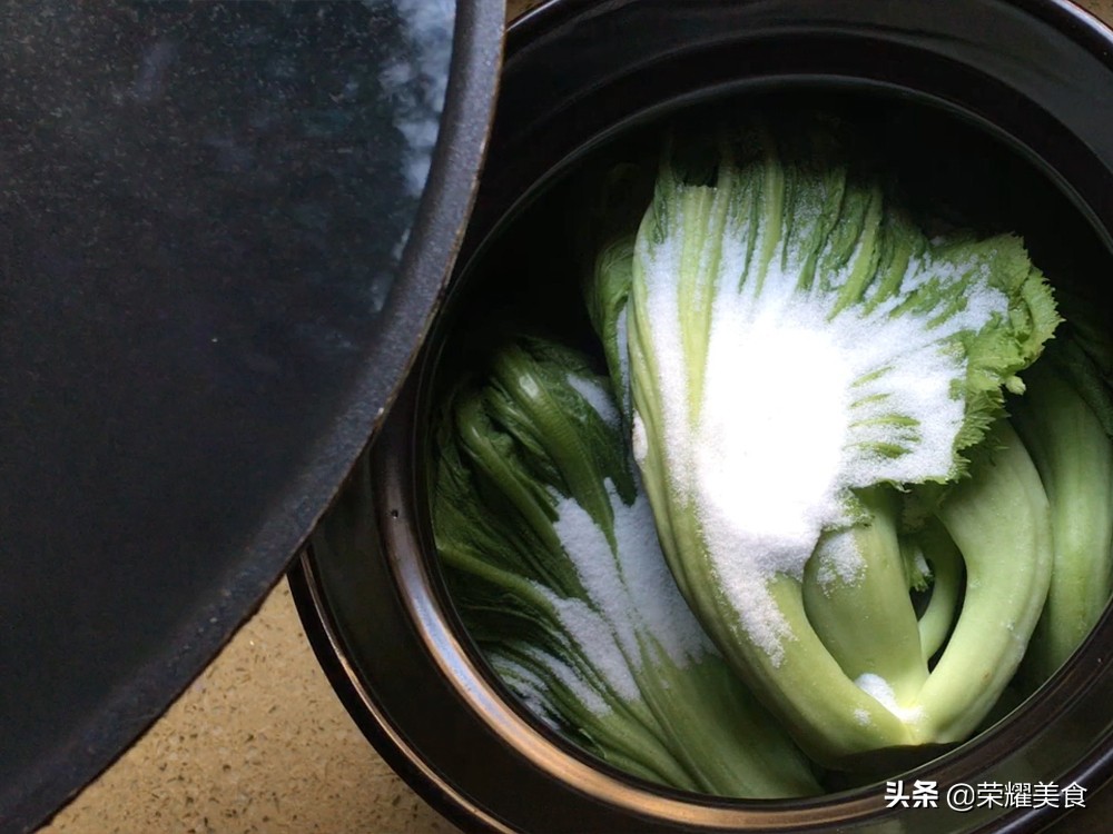家传秘制的咸酸菜做法，5天就能吃了，色泽金黄又酸咸脆