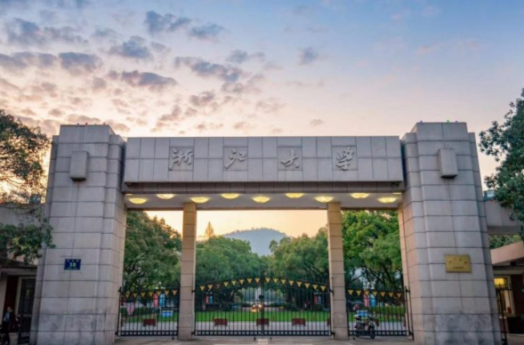 中国“百强大学”排名洗牌，南京大学进步明显，人大跌出前十五