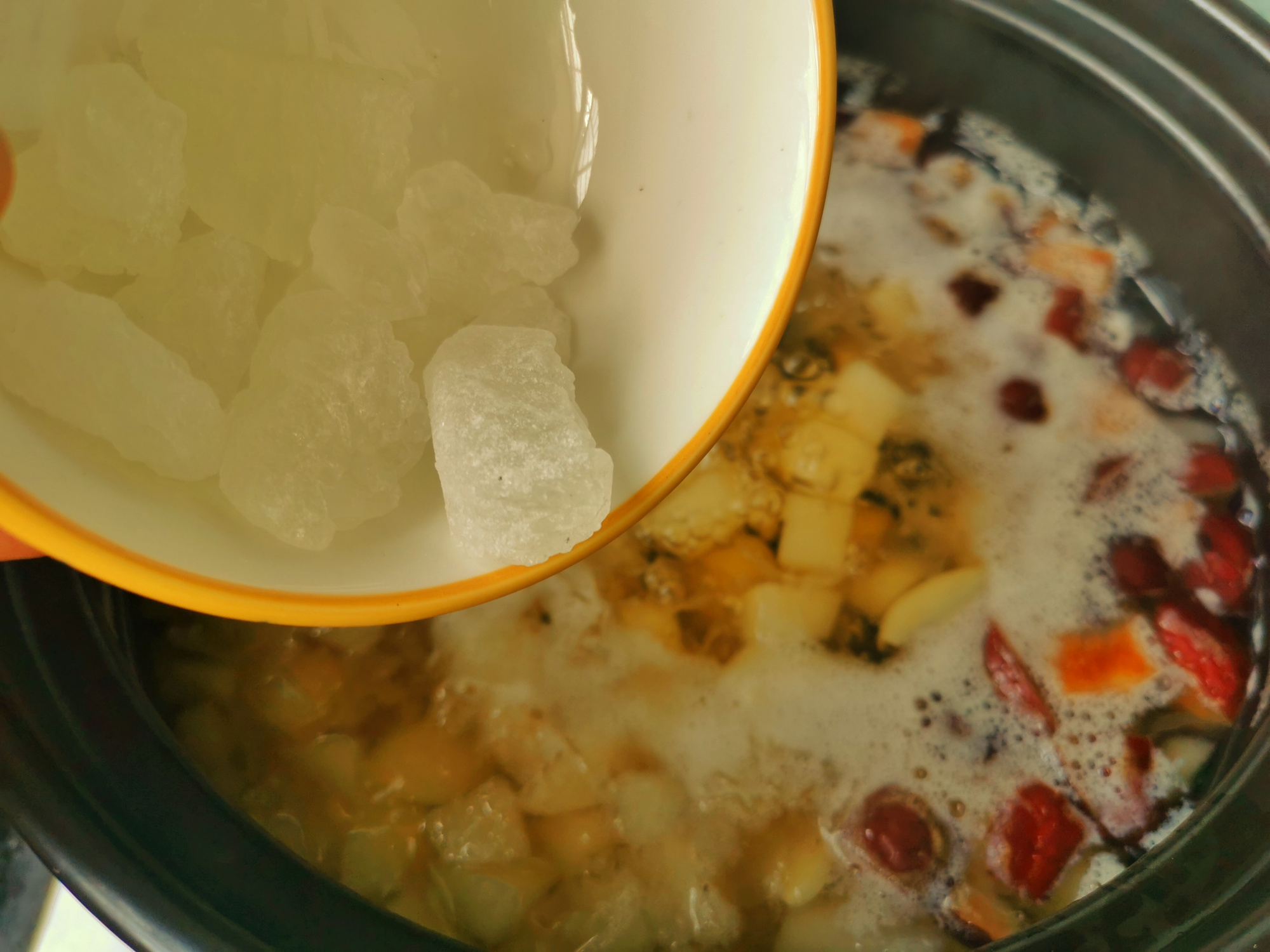 银耳百合汤的做法（5步做出清热去火的银耳百合汤）
