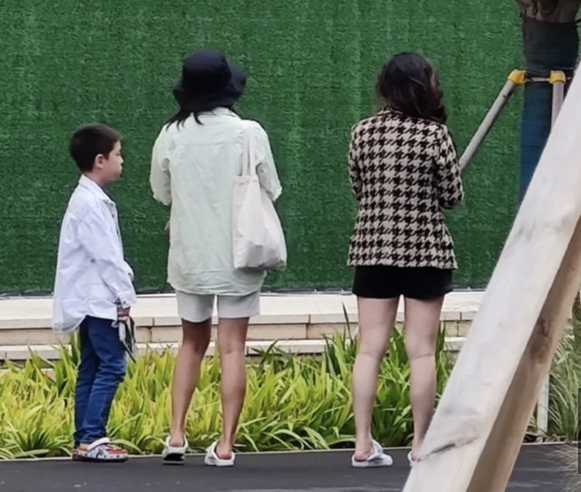 杜江夫妇在阿那亚被偶遇，霍思燕穿宽松裤遮肉，五官仍美得精致