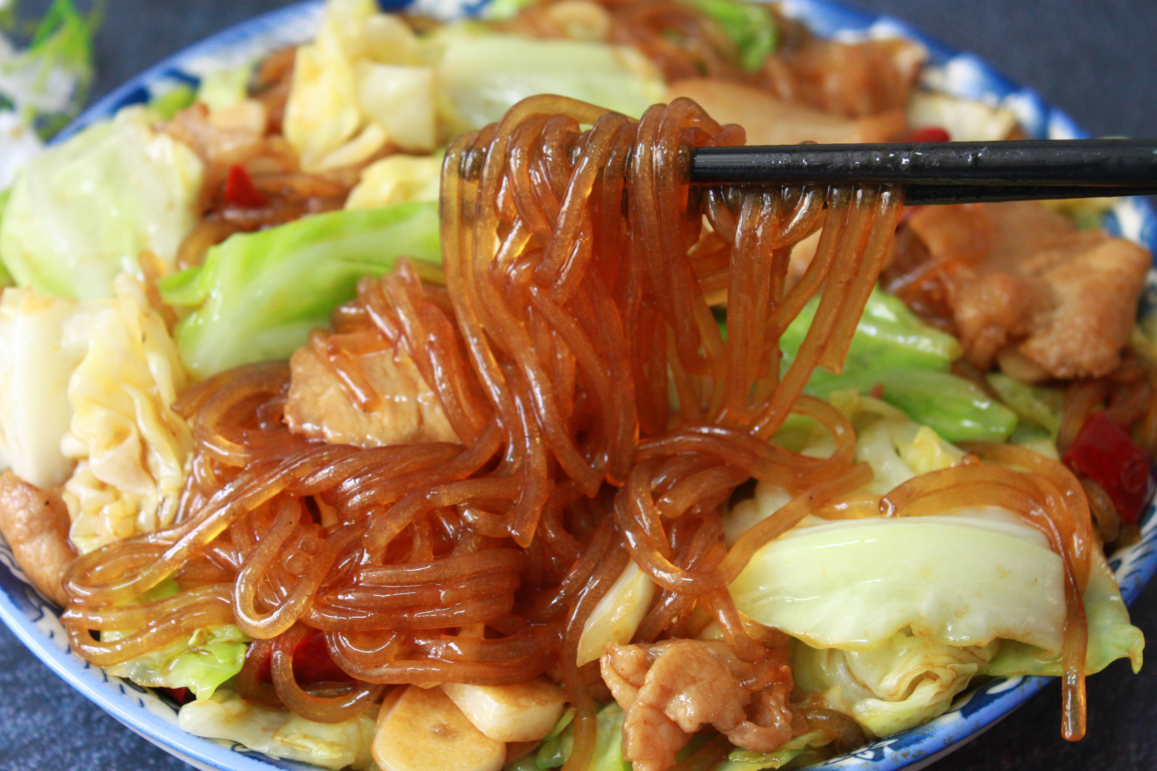 炒粉条时，最忌直接下锅炒，教你一招，不粘锅还不坨，筋道好吃