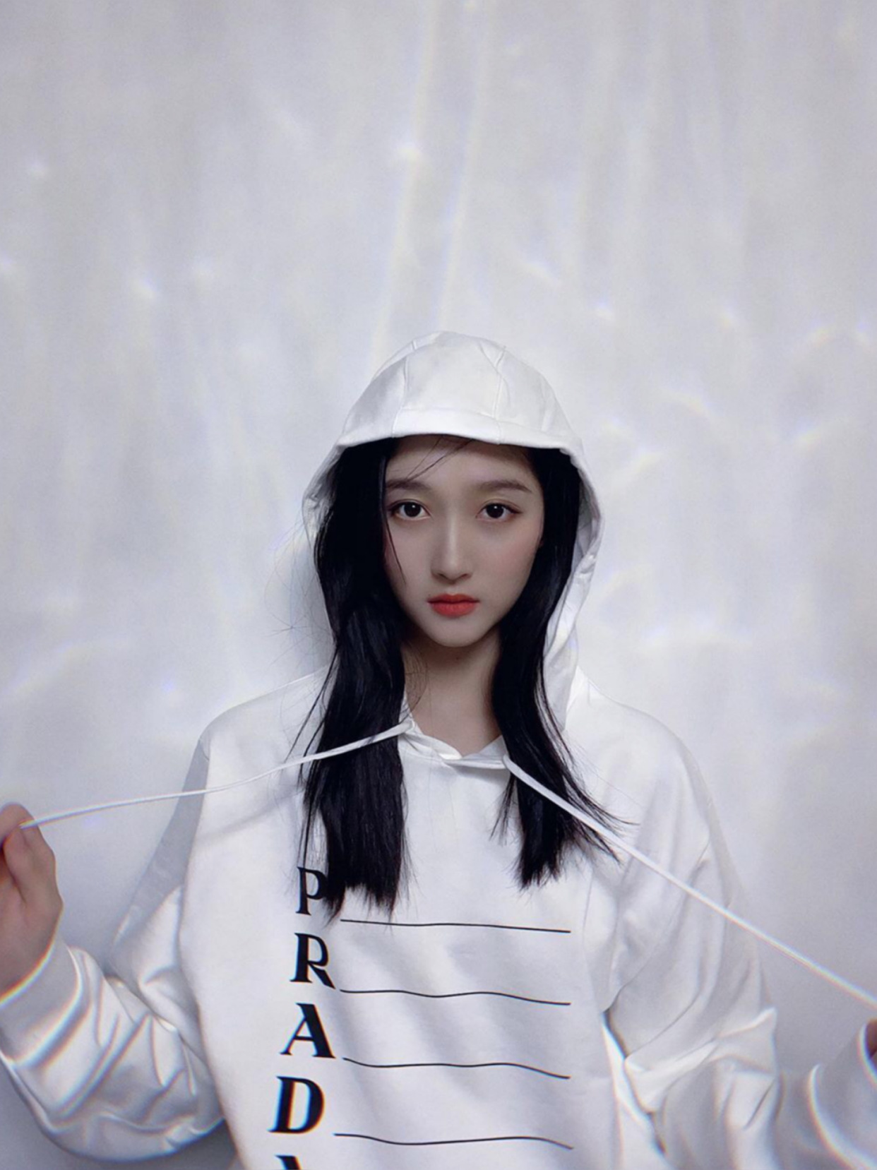 106斤程潇私服更新,穿prada卫衣撞款92斤关晓彤,胖一点更好看?