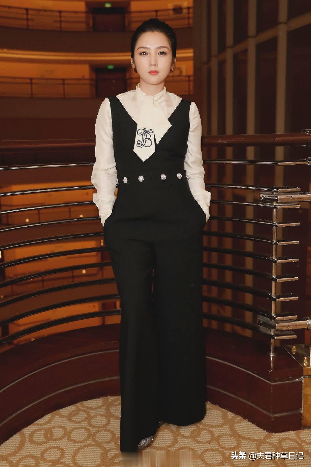 “连体裤”又火了一把！搭配衬衫气质又高级，女明星都上头了