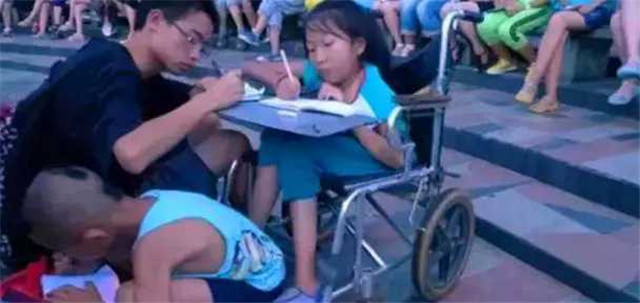 被诊断活不过4岁的女孩宛若“中国霍金”，高考607分考入名校