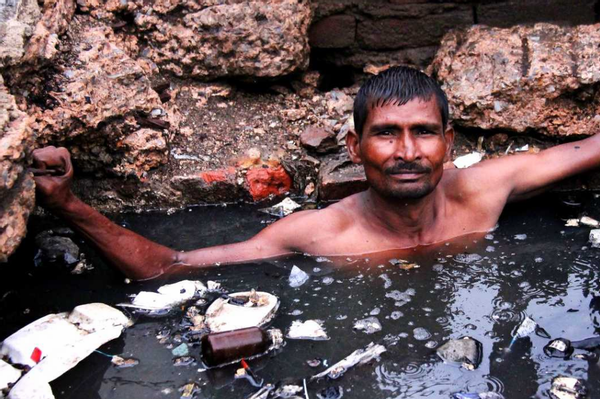 只因出身卑贱,这些印度人被迫徒手掏粪,平均每2天就有1人死亡