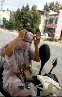 搞笑gif图:小伙子,你这样吃面,容易挨揍