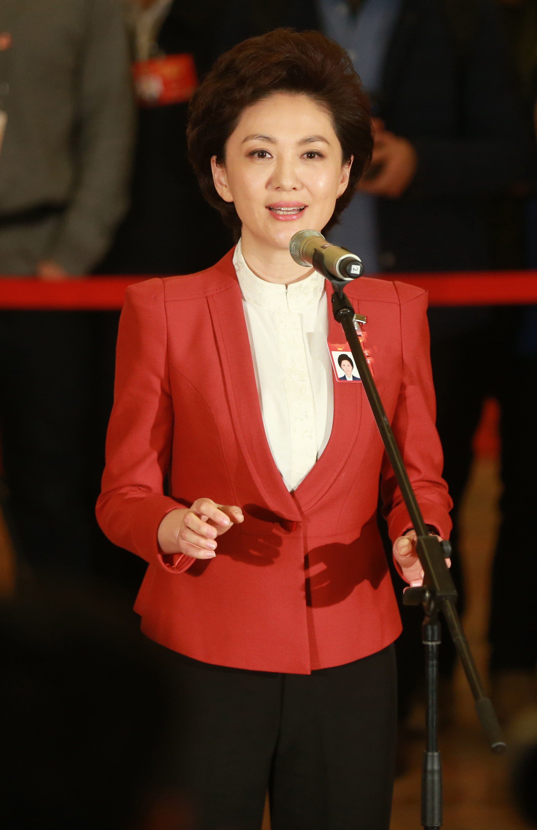 "国民主播"海霞:21岁进央视,嫁清华教授,女儿已经20岁了