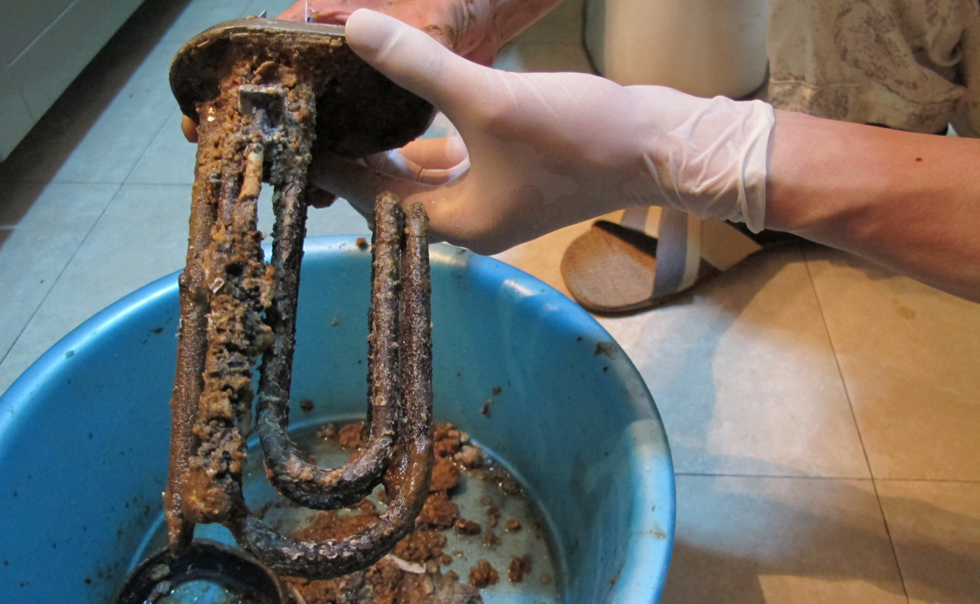 热水器清理水垢并不复杂,借助除垢剂添加器,自己动手也能行