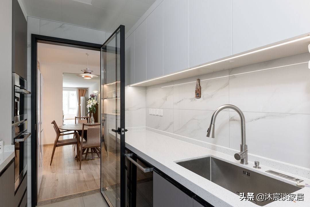 她家不做吊顶也不做背景，不断给空间“减负”，真是越简单越好看