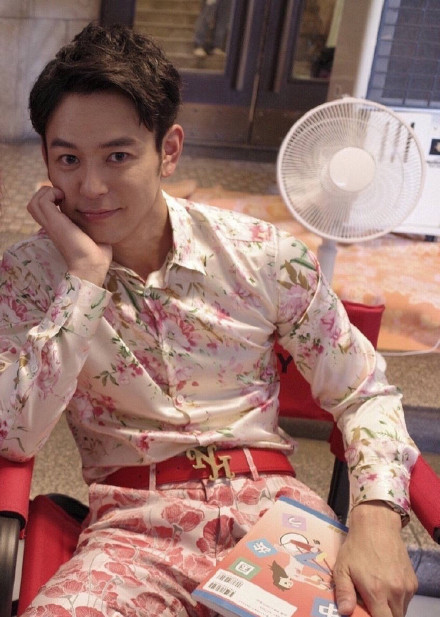 唐人街探案3野田昊同款粉色风衣外套太绝了-唐人街探案3野田昊同款