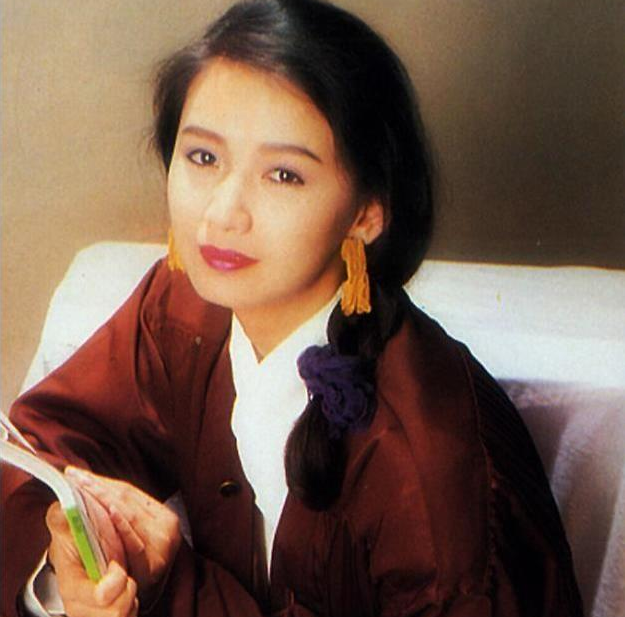 她是梁朝伟前女友，被闺蜜刘嘉玲夺爱，嫁豪门被气走，今54岁仍单身