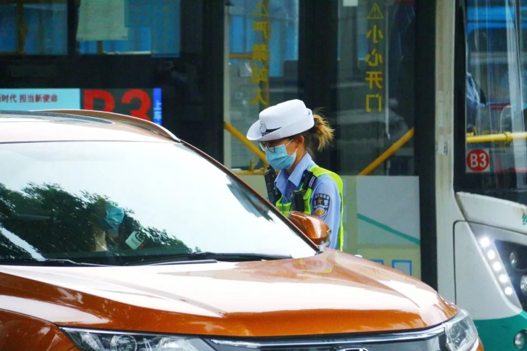 珠海交警开启首场大规模整治行动，司机插队打尖被罚:人有三急！
