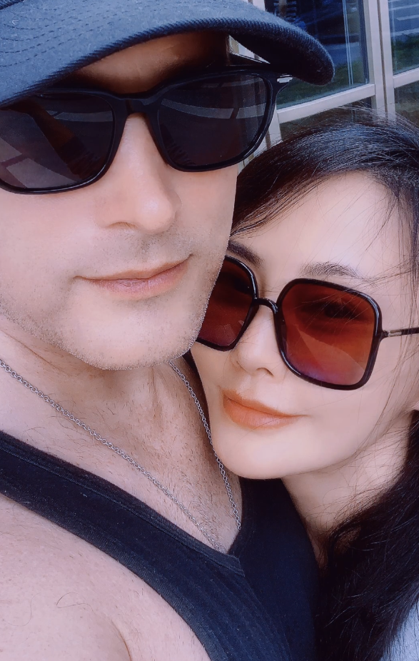 马雅舒与混血儿女幸福合照，8岁米雅长成妈妈翻版，爱登又酷又帅