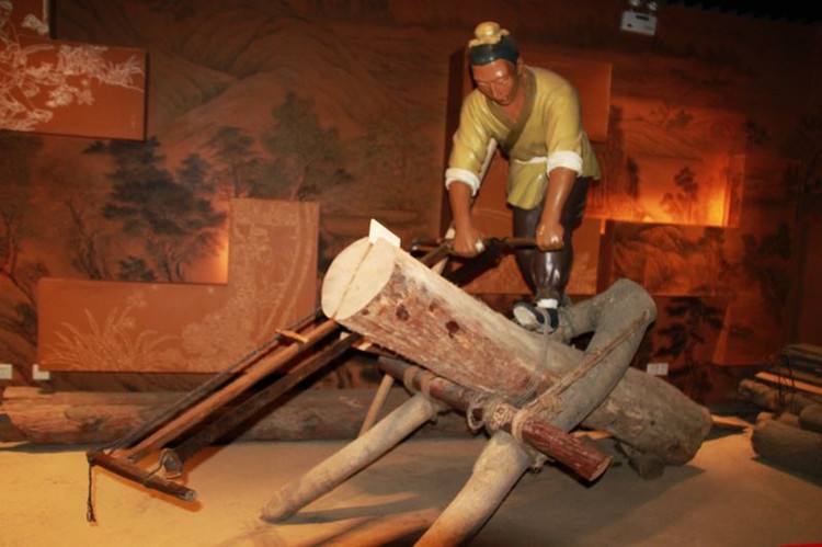 据说鲁班因手被茅草割破,所以发明了锯,他用什么做的锯条呢?