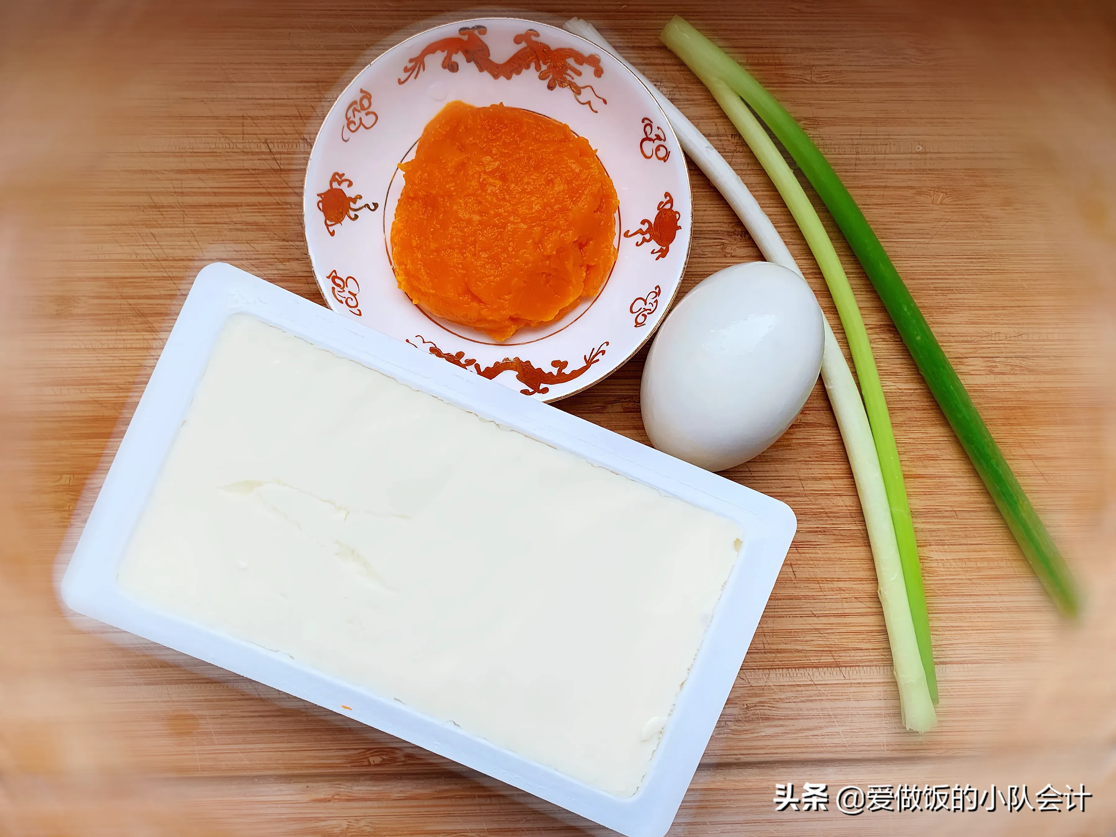 蟹黄豆腐在家做，掌握窍门，色泽金黄，味道鲜香，方法很简单