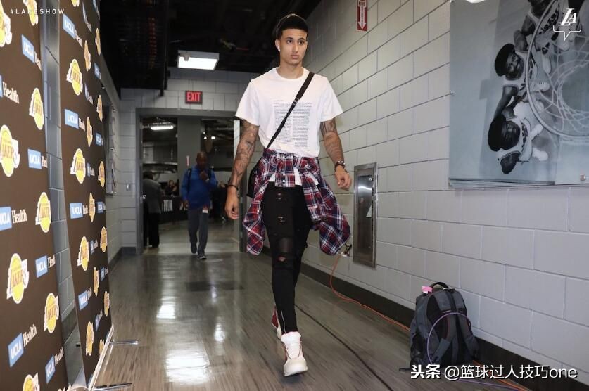 nba球员为什么球鞋上写字(以球鞋为舟，载崇高敬意！科比致敬偶像李小龙，詹姆斯4次穿Kobe)