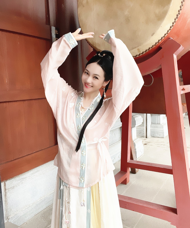 "安徽一姐"周群穿汉服好美,和美女同框无压力,气质柔美好温婉
