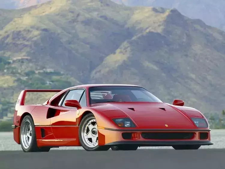 它是法拉利庆祝建厂40周年的产物,在当时也只有保时捷959,捷豹xj220