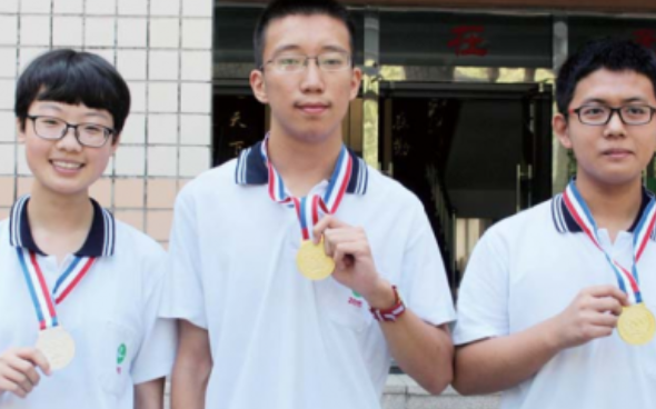 清华学霸校花火遍全网，颜值高又是高考状元，好像小说女一号