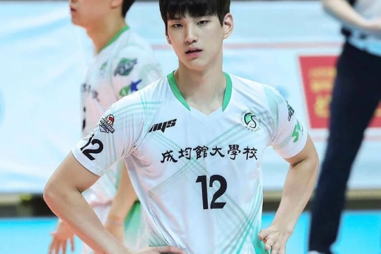 成均馆大学校草走红，号称现实版“都敏俊教授”，颜值球技均在线