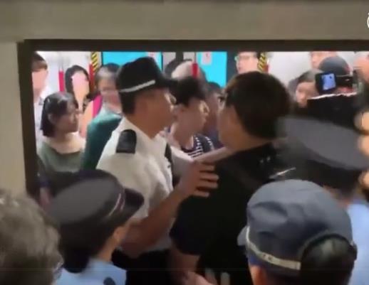 “炮灰”们该醒醒了！为什么乱港派头目子女无一上街游行？