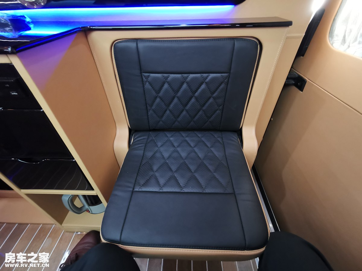 江铃福特逸途商旅车，一款可以睡觉的商务车