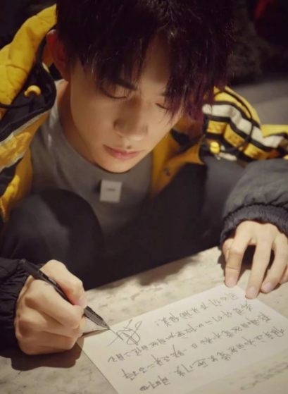 易烊千玺高考复习资料曝光，字如其人清秀不已，行云流水叫人羡慕