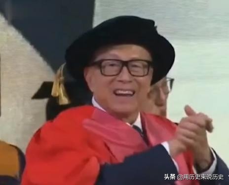 莫言浏览哈佛时写了首诗，3年后在讲台念出来，逗乐同台的李嘉诚