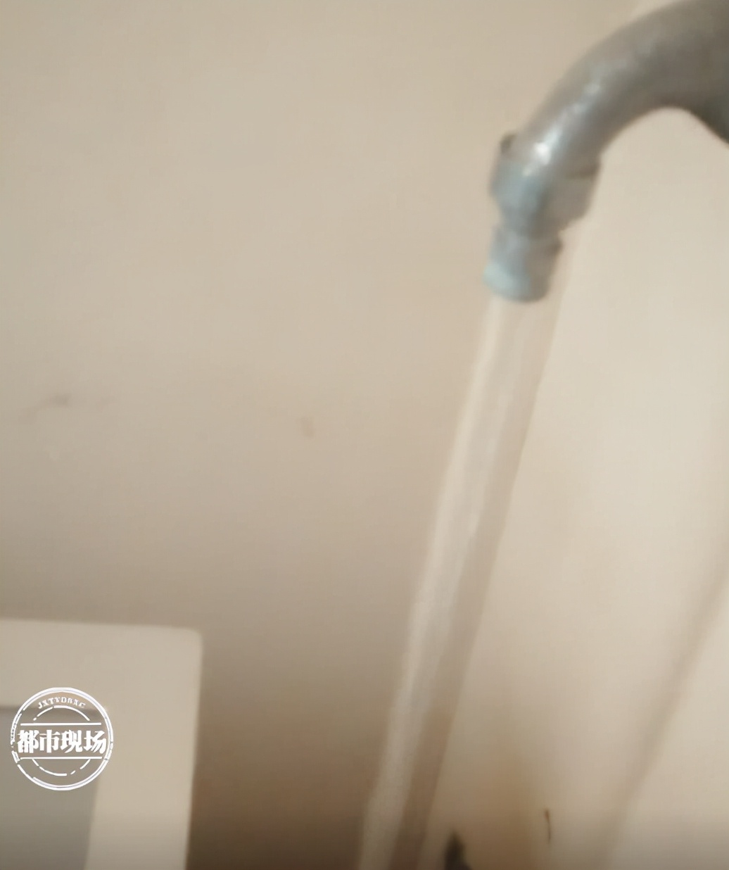 南昌：7楼漏水楼下邻居全遭殃！业主怀疑是洗衣机的问题