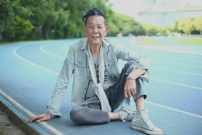 视帝龙劭华：被父母遗弃，被关鸡笼，拥有多段感情，68岁离世