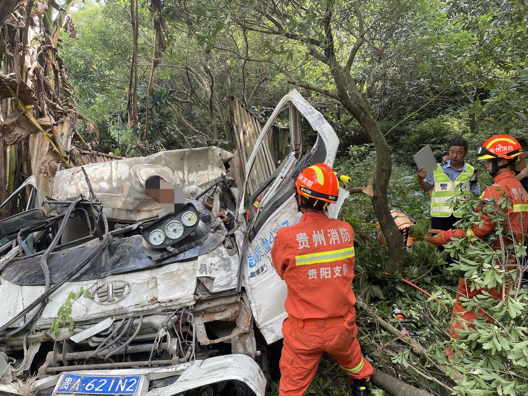 貴陽開陽車禍開陽的一輛卡車翻車車身被徹底摧毀