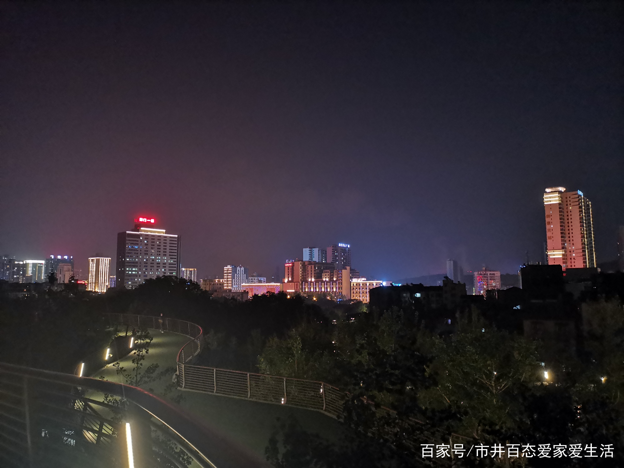 夜行龙泉公园步道，远眺城市繁华，看灯火阑珊，叹心无归处