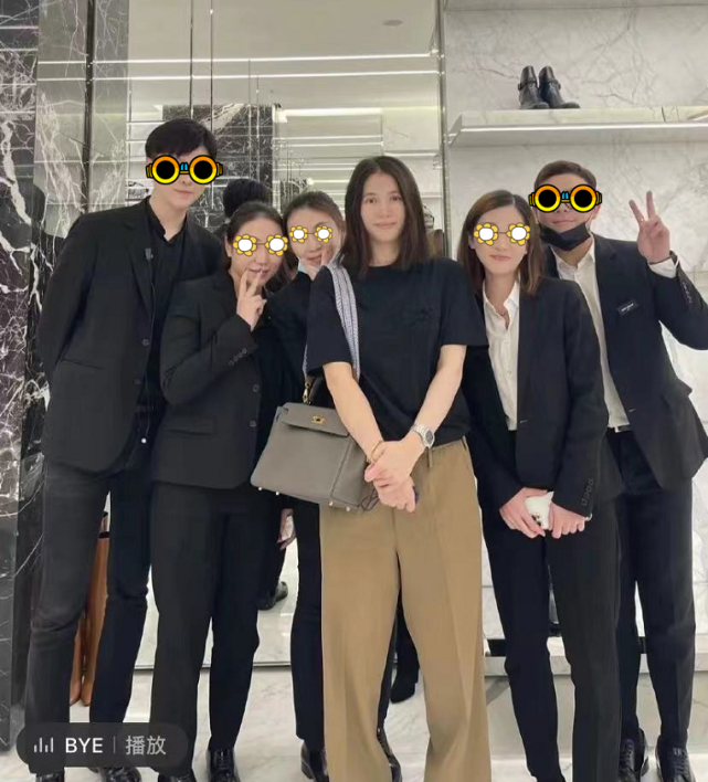 袁咏仪逛街被偶遇，买完包不忘给老公张智霖买衣服，好甜蜜