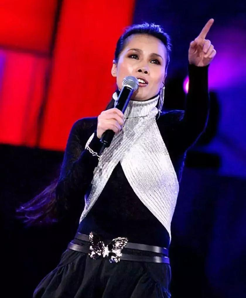 55岁田震隐退7年罕曝近况,皮肤白皙宛若冻龄,定居国外生活滋润