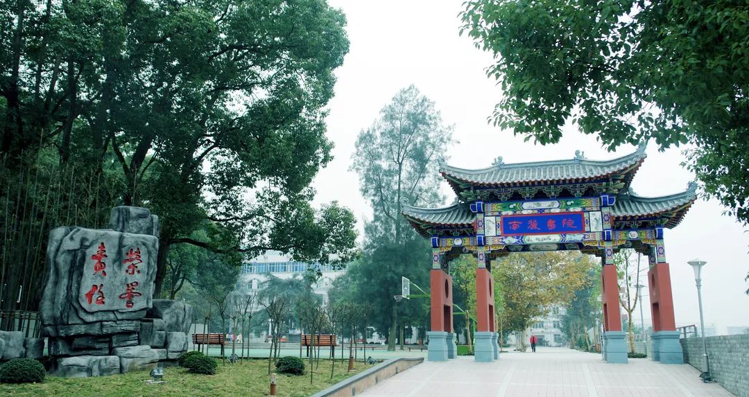 一年学费要3万？重庆二外学费这么贵还值得报考吗？