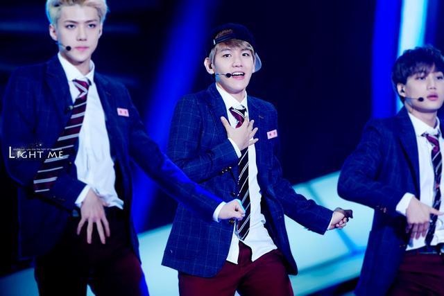 他被SM公司星探发现后秘密训练四个月，直接空降顶级男团担当主唱