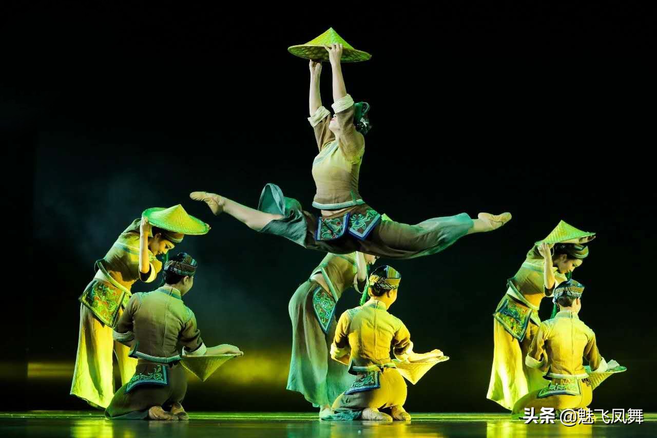 第12届荷花奖原创群舞《田间·斗笠》,令人耳目一新