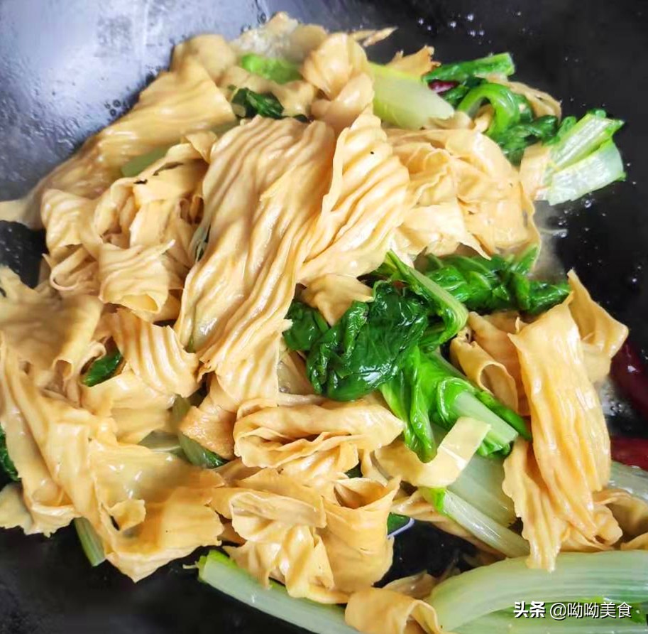 儿时的美味，“人造肉”搭配上小白菜，清脆爽口，有嚼劲