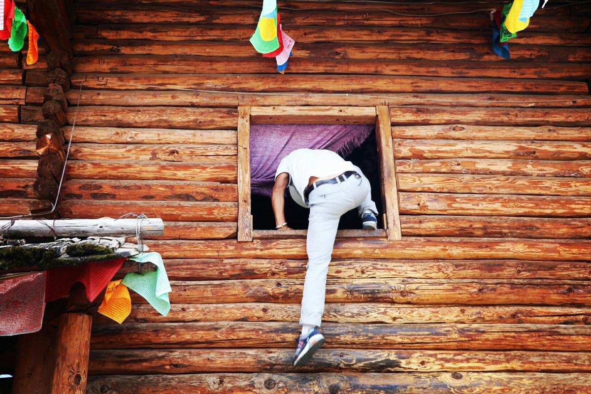 摩梭人走婚的真相：窗户外有帽子，代表着屋内正在约会