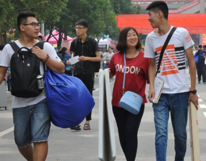 2021届大一新生报到时间确定，有人欢喜有人愁，最晚的10月才开学