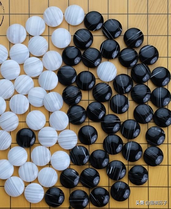 一颗围棋小棋子的自述，棋盘如人生，棋子如画笔。