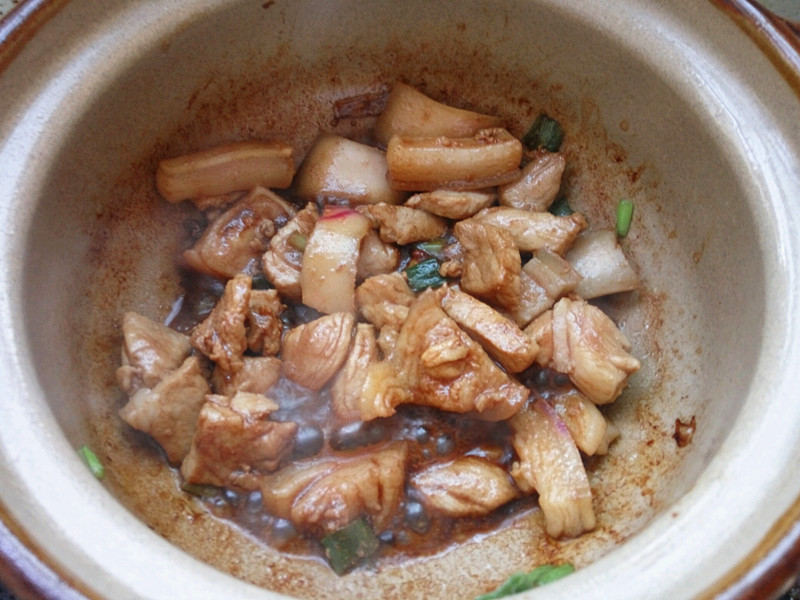 天冷就炖上一锅白菜炖冻豆腐，连菜带汤一大锅，越吃越暖和