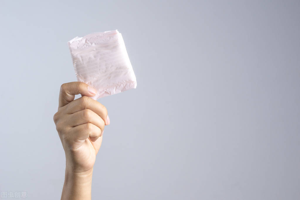 女性经期洗头，不仅伤身还会致癌？妇科专家:3件事真不能在经期做