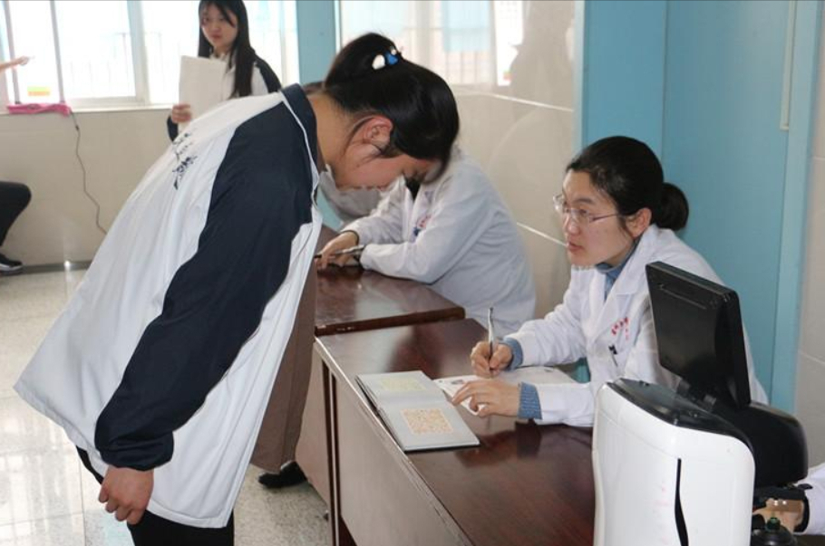 高三学生再翻车，体检医生很无奈，高考体检需要“一丝不挂”？