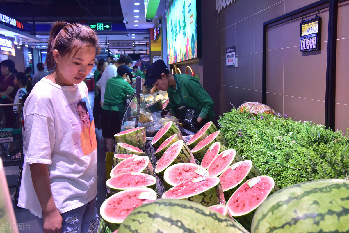 农村夫妻开水果店，消费就送1000元，1年赚了90万，套路可借鉴