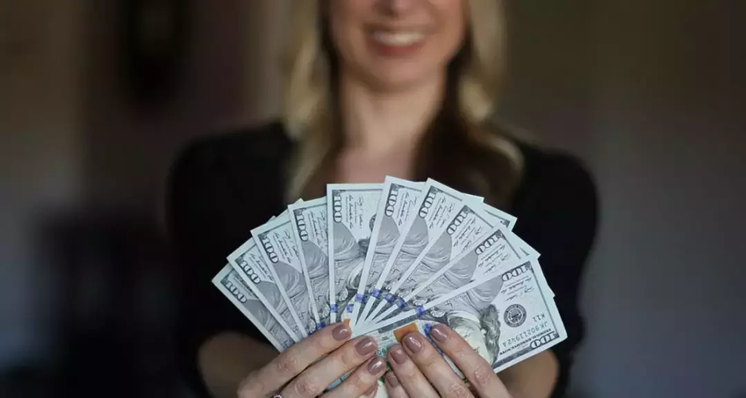 保费交了1万多,凭啥退保只退几百块?揭秘保险背后的真相