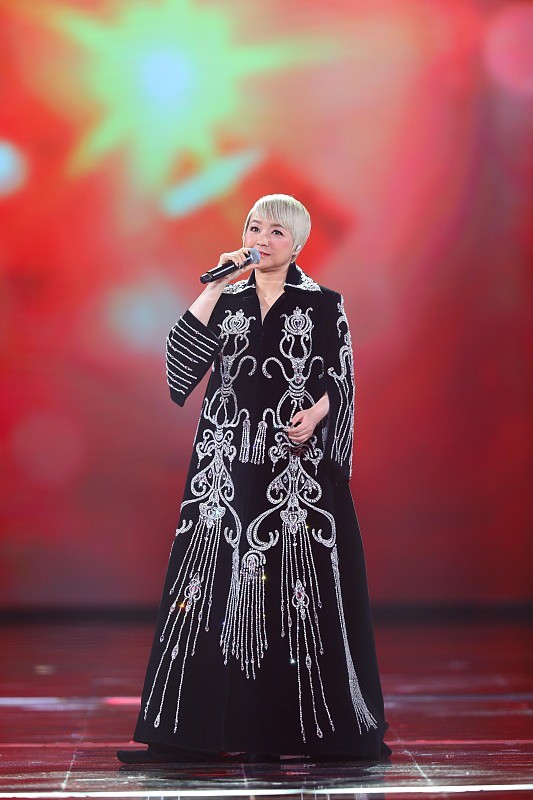 年近60的陈慧娴还是很时髦,黄色短发配黑白穿搭,时尚度不减