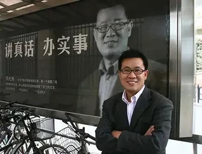记者简光洲揭露毒奶粉事件，坚守真相守护公众健康